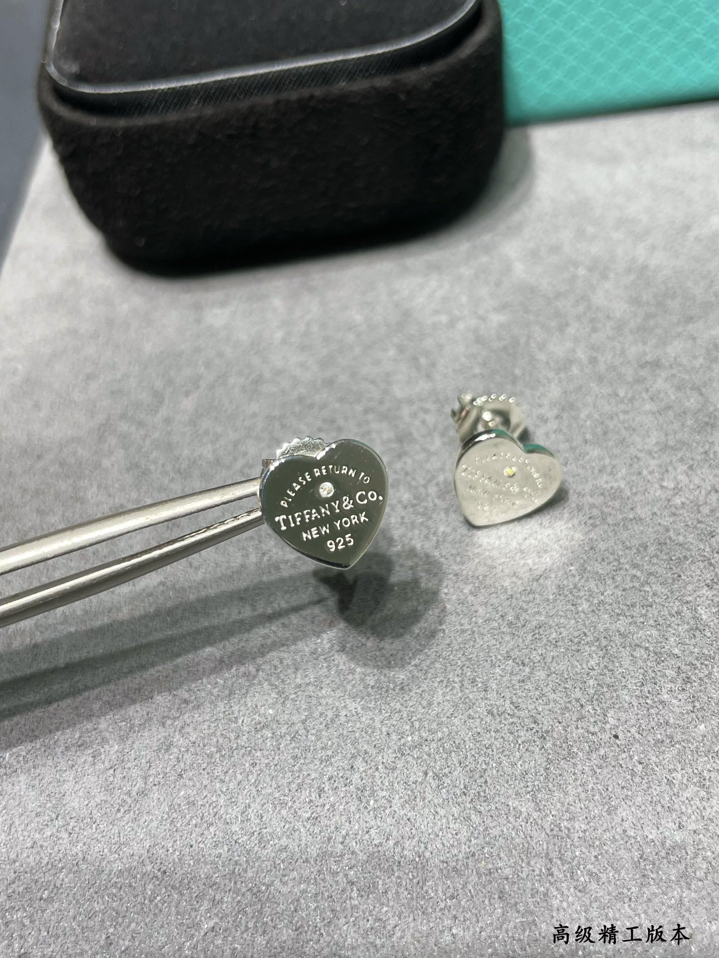 T*f*ny & Co. Heart Stud Earrings in Sterling Silver Ag925