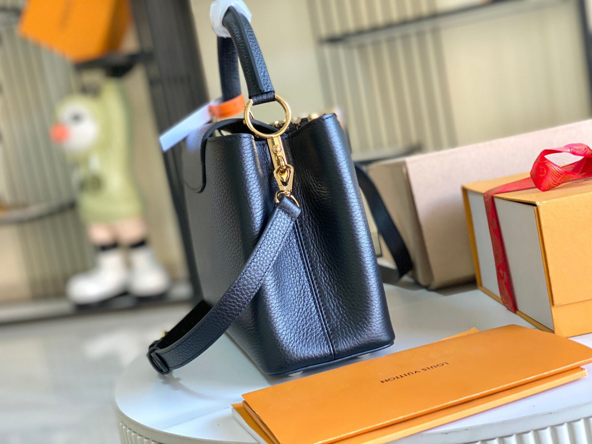 LV Capucines Medium M23263 30x20x11cm