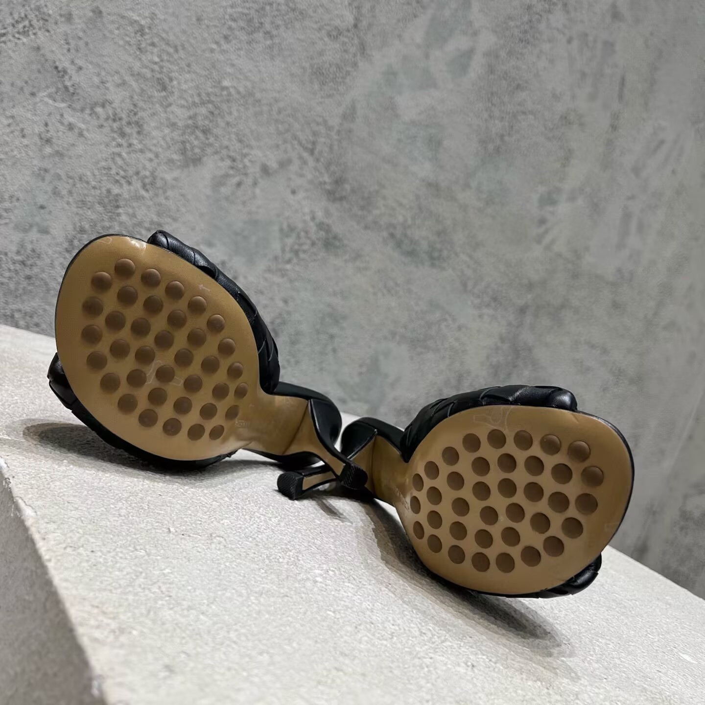 UA Bo*te*ga Ve*ne*ta Blink Slides