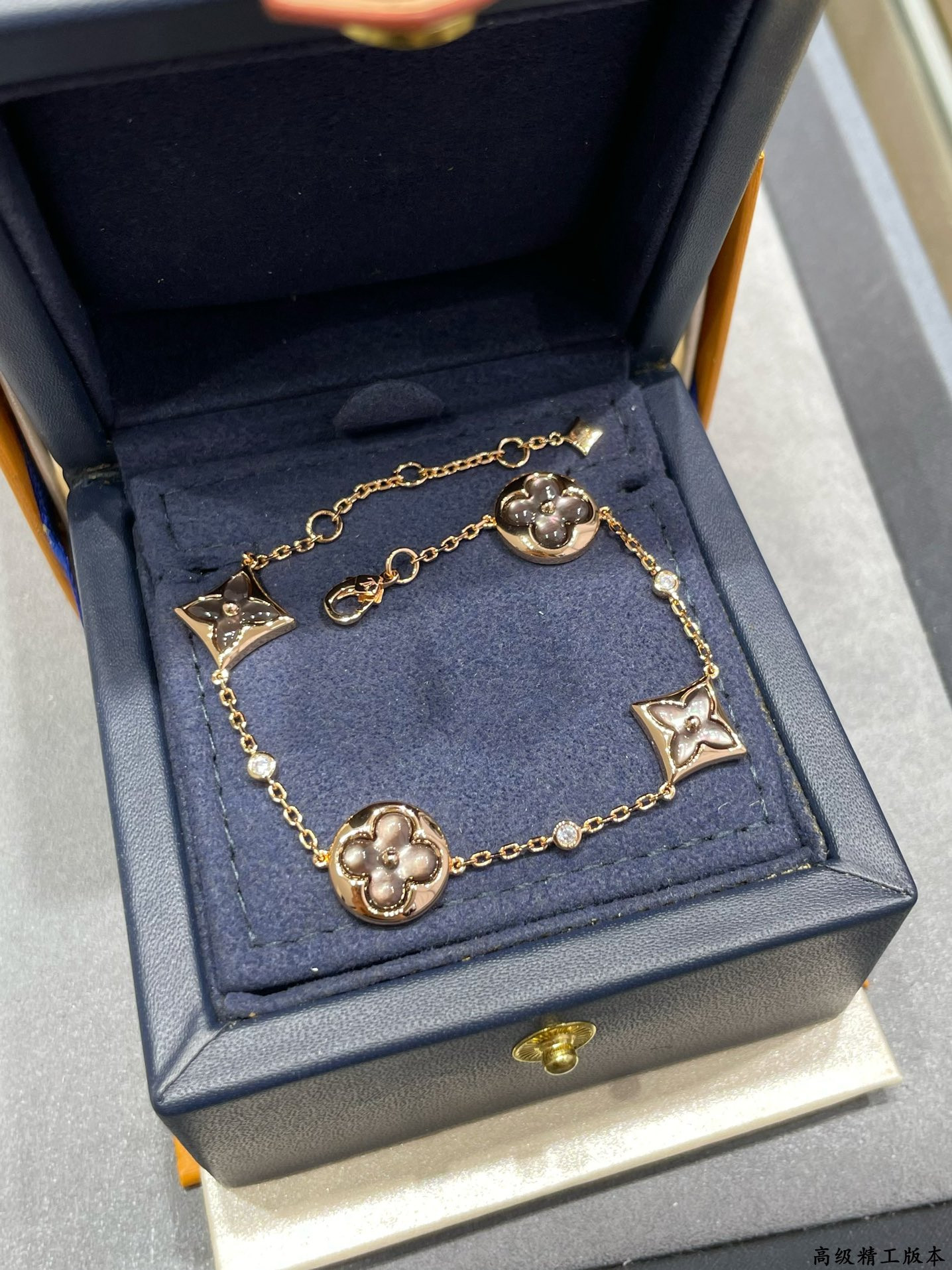 L0*is V*t0n Large Four-Flower Natural Gray Mother-of-Pearl Bracelet