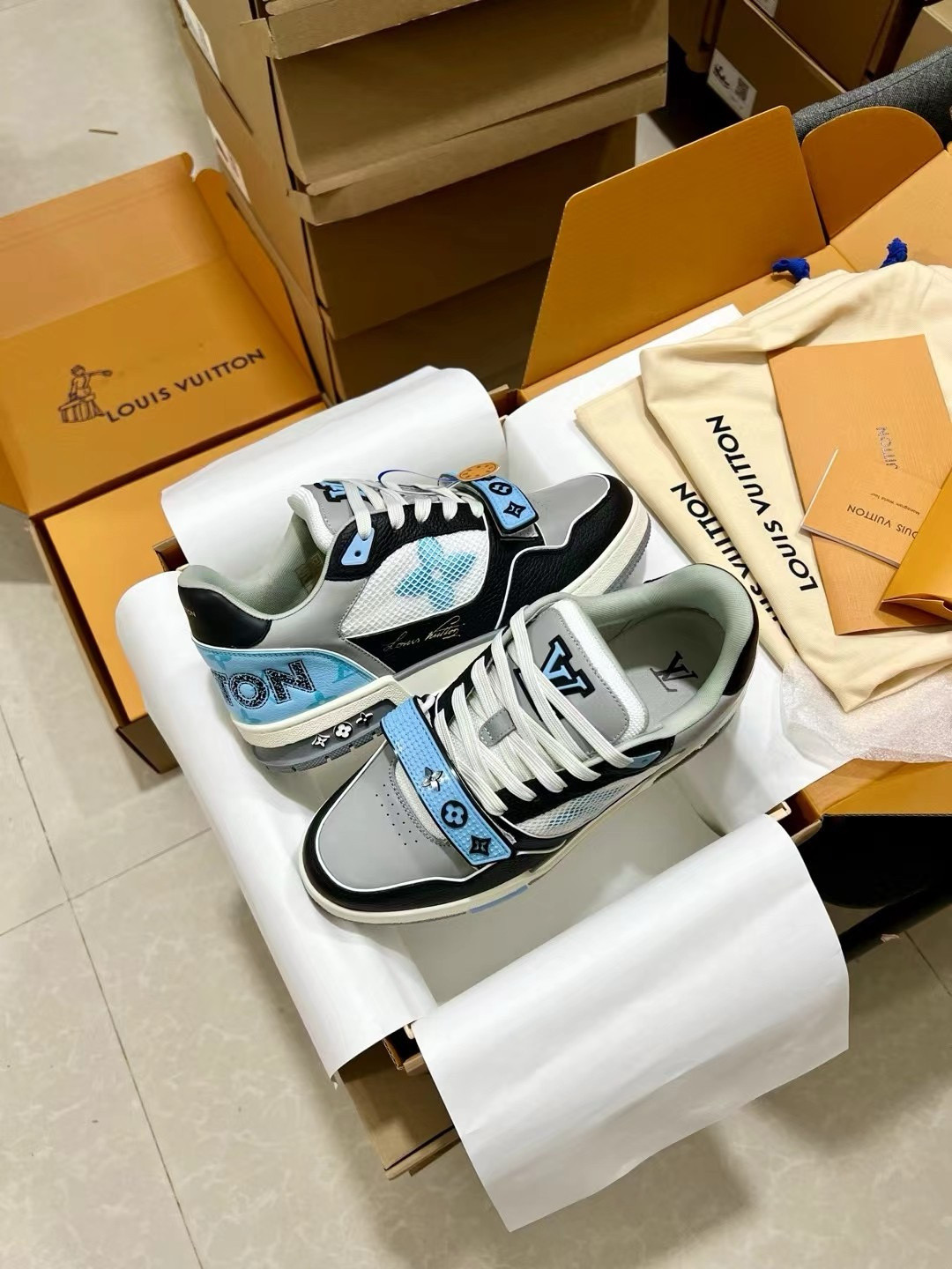 UA L0*is V*t0n LV Trainer Blue Grey Black