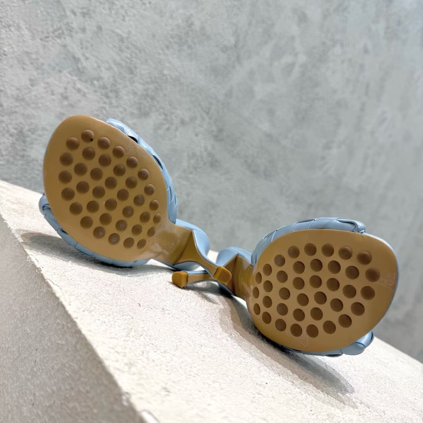 UA Bo*te*ga Ve*ne*ta Blink Slides