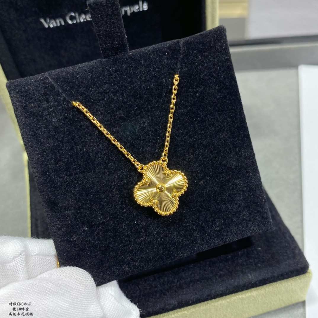 V*N CL*F & Arpels Medium Classic Four Leaf Clover Necklace Diameter approx 1.5cm,Chain length approx 40+5cm
