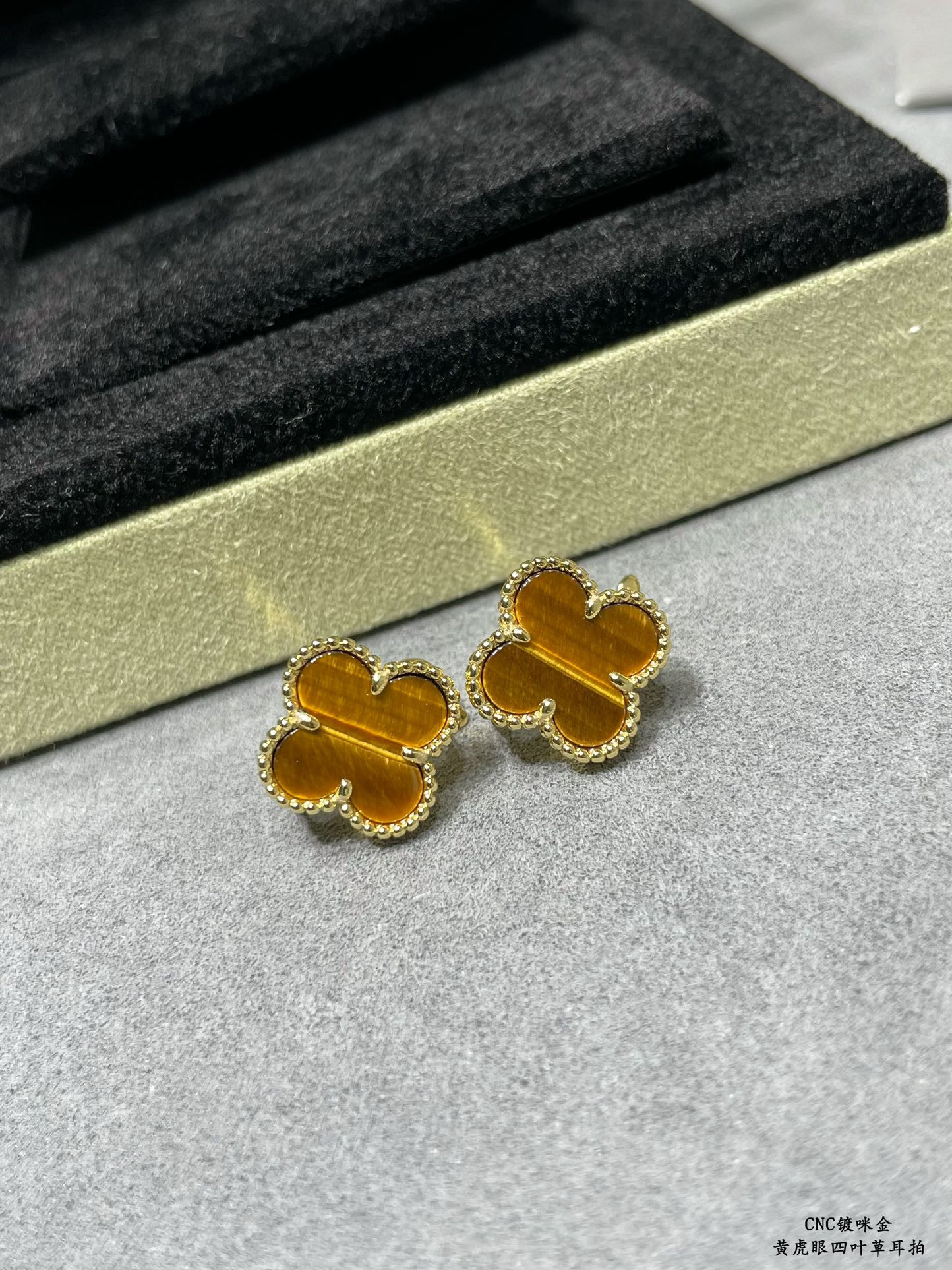 V*N CL*F & Arpels Natural yellow tiger eye four leaf clover Earrings