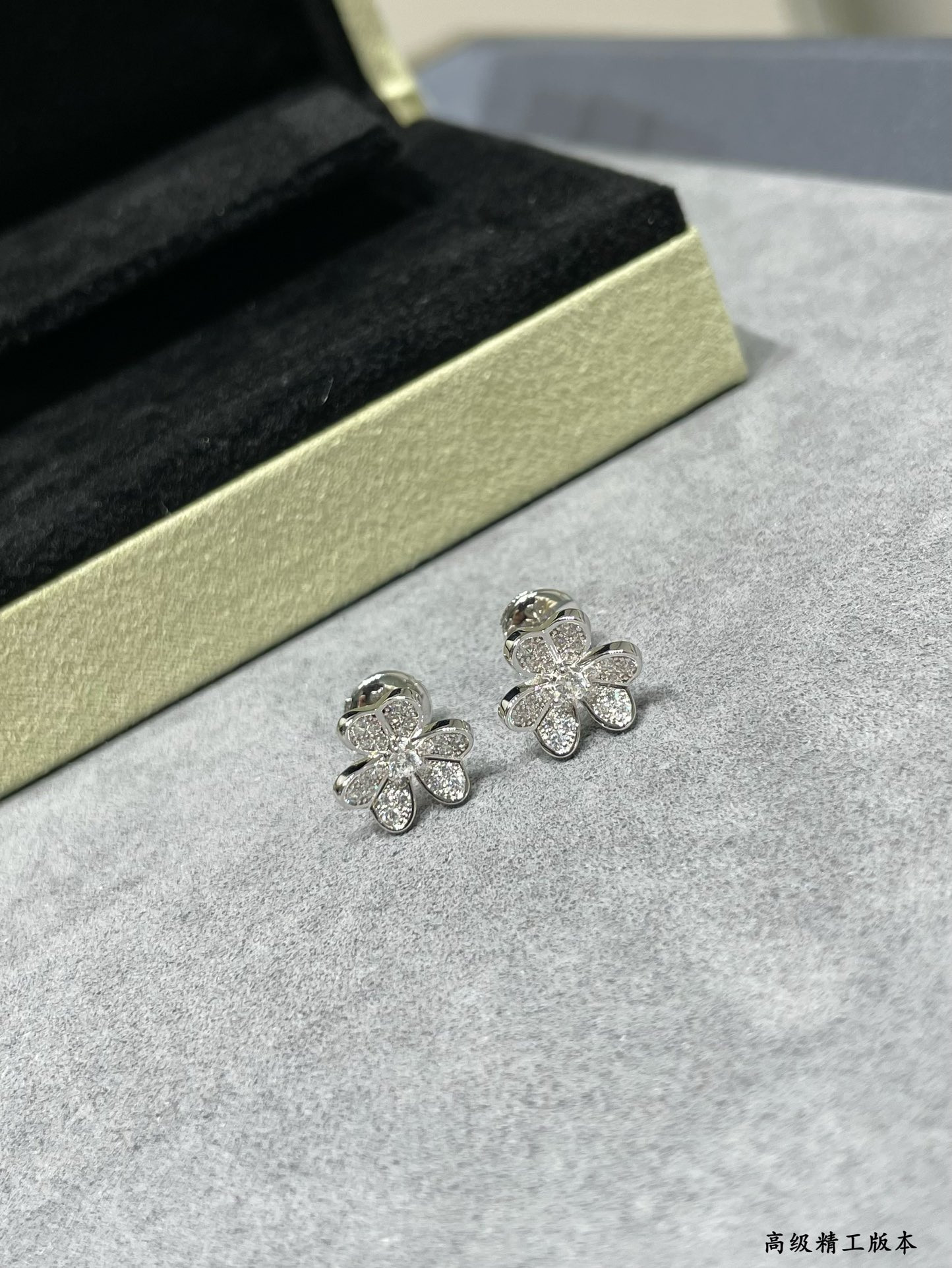 V*N CL*F & Arpels Mini Diamond Clover Earrings