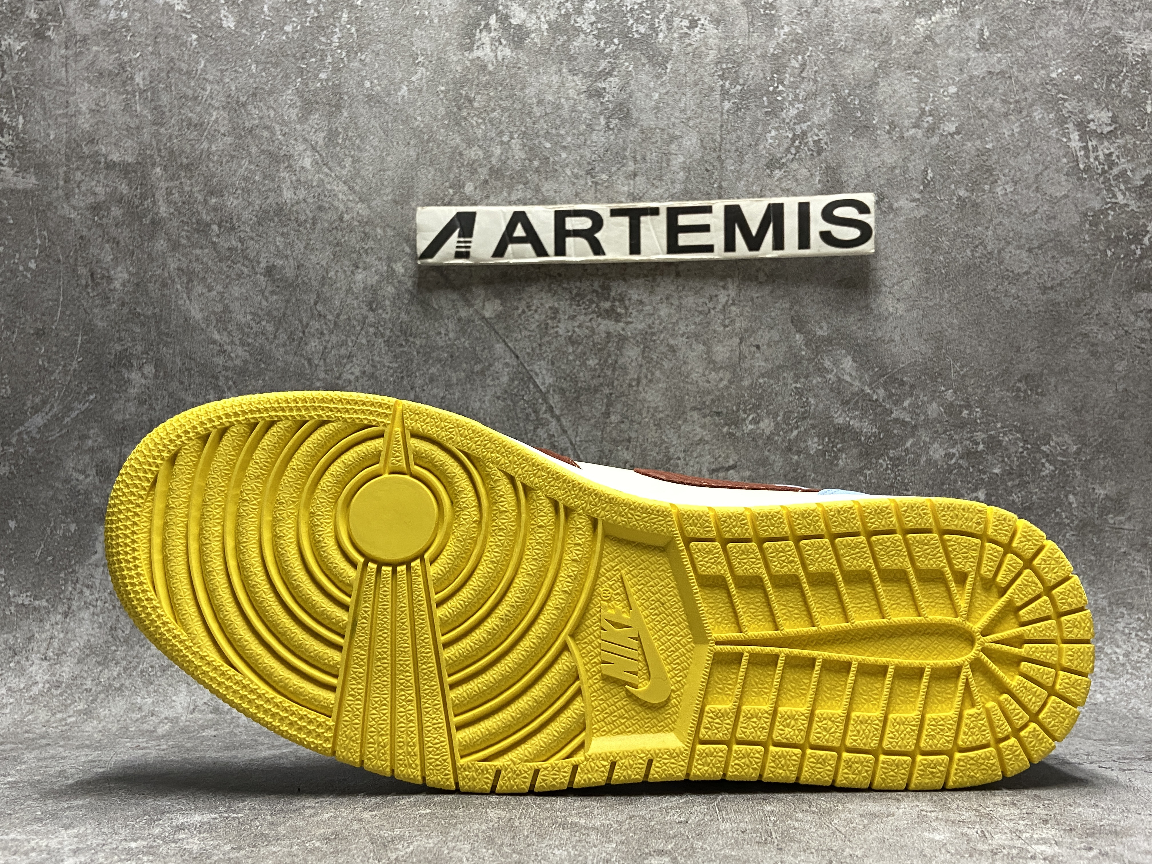 Air Jordan 1 Mid SE Fearless Maison Chateau Rouge