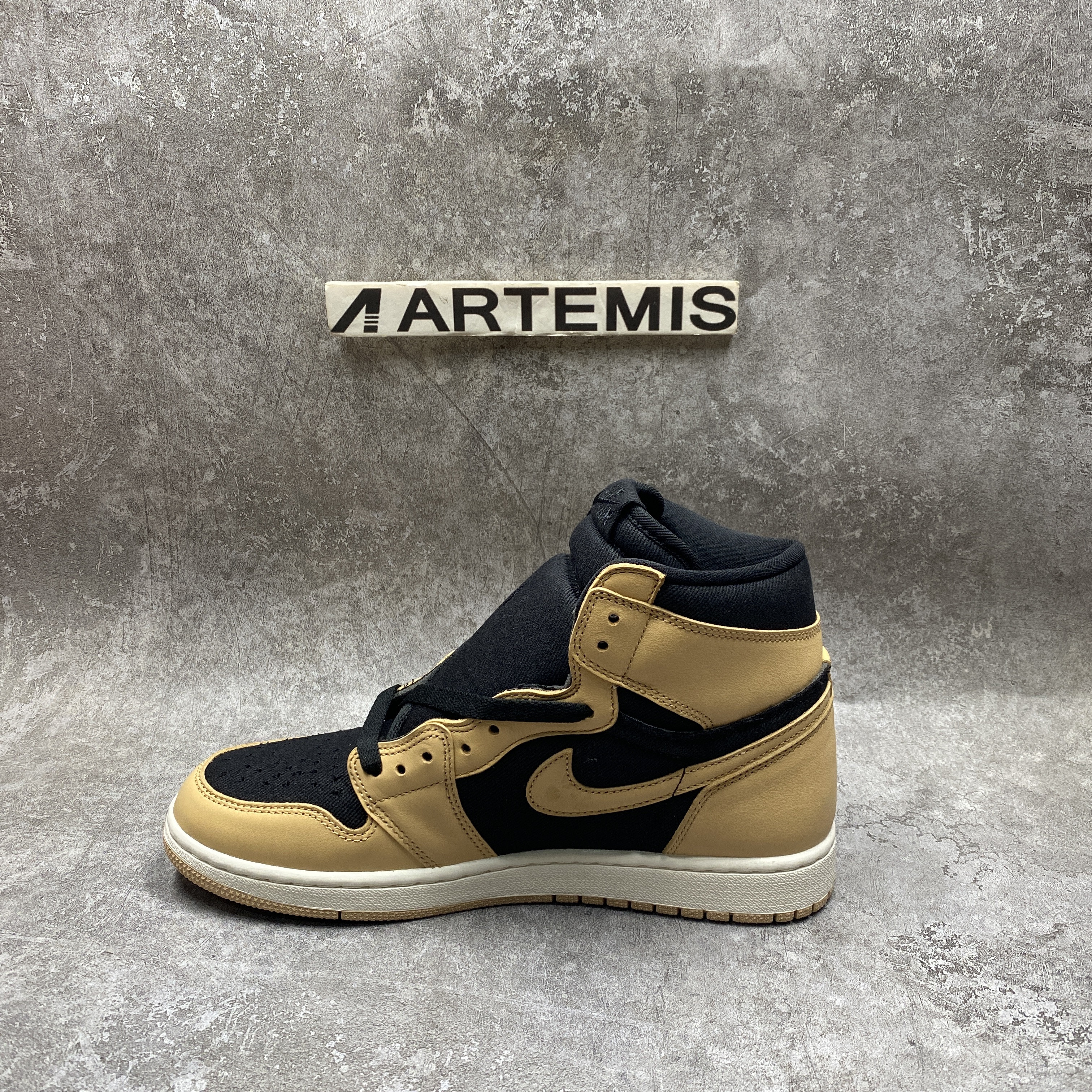 Air Jordan 1 Retro High OG Heirloom