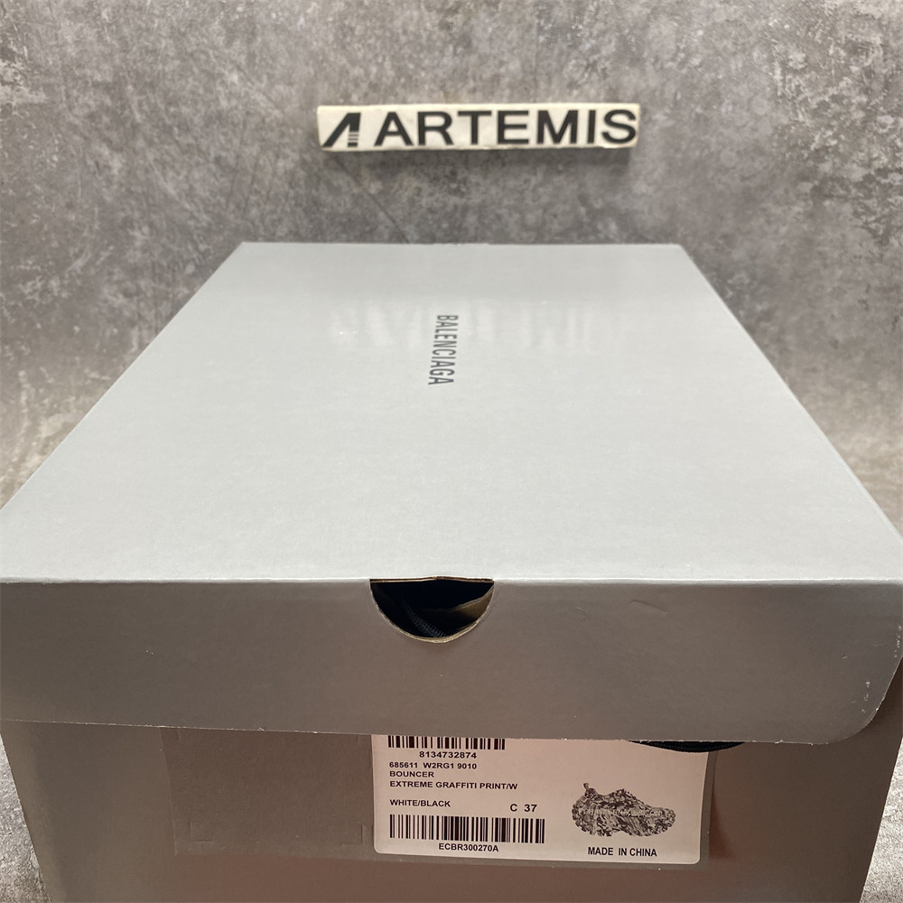 UA Ba*len*cia*ga Defender Graffiti