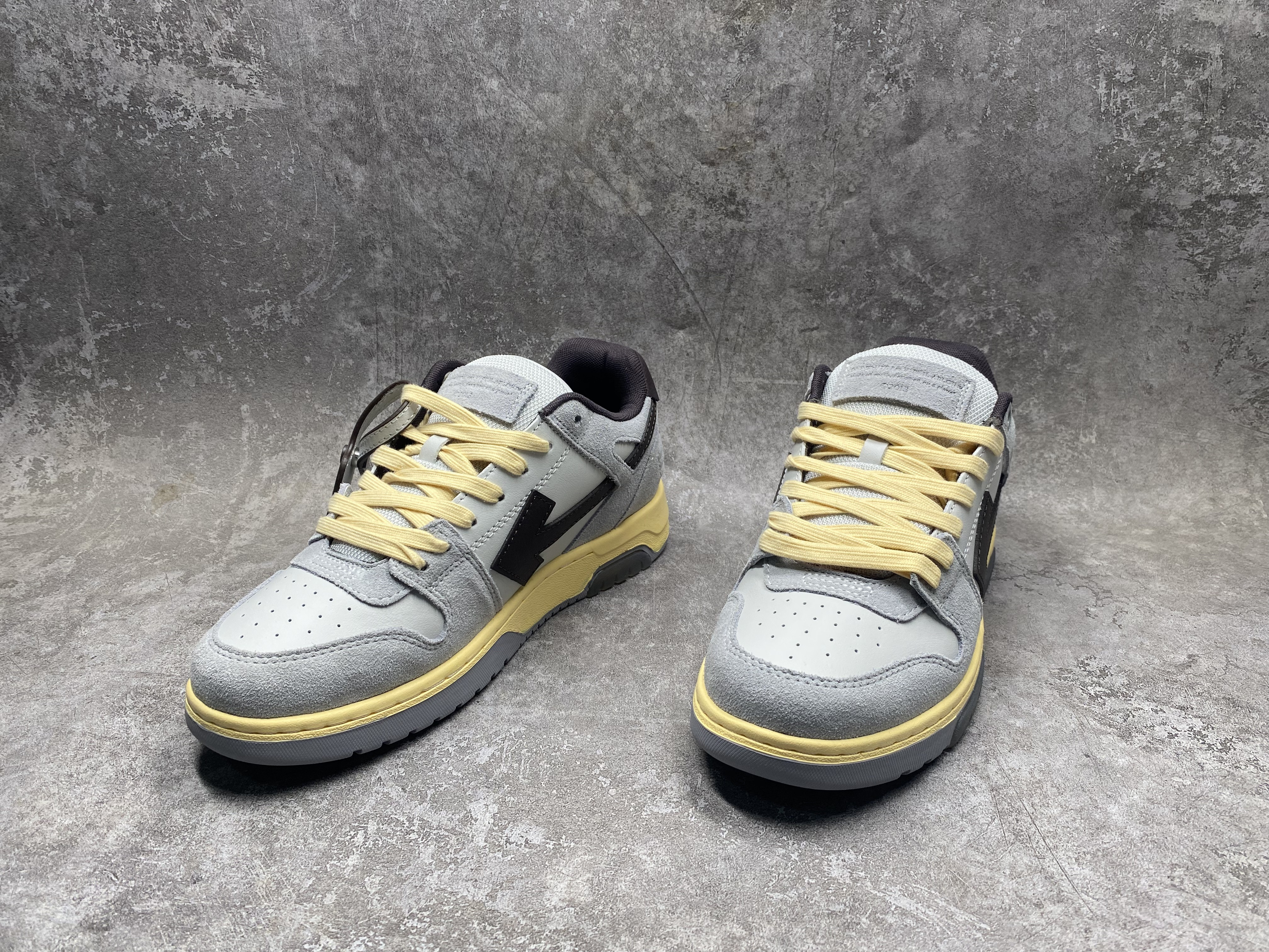 UA OFF-WHITE OUT OF OFFICE LOW