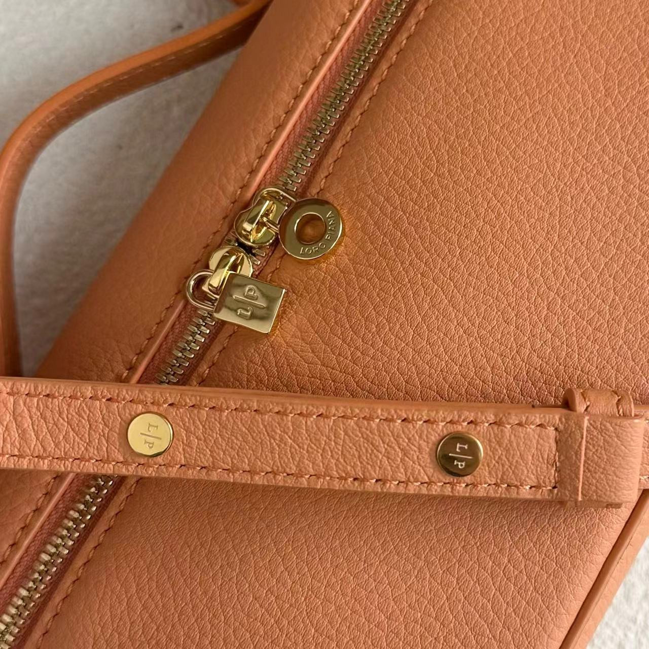 L**o p*ana Extra Pocket L19 Grained Calfskin 11 x 19 x 6.5 cm