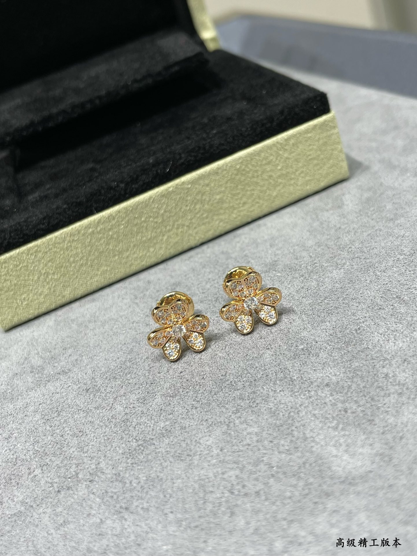 V*N CL*F & Arpels Mini Diamond Clover Earrings