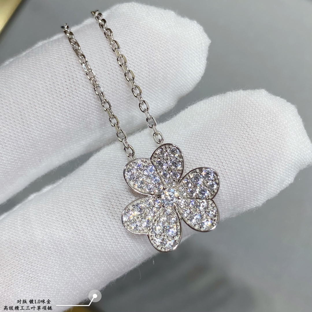 V*N CL*F & Arpels Full diamond clover Necklace