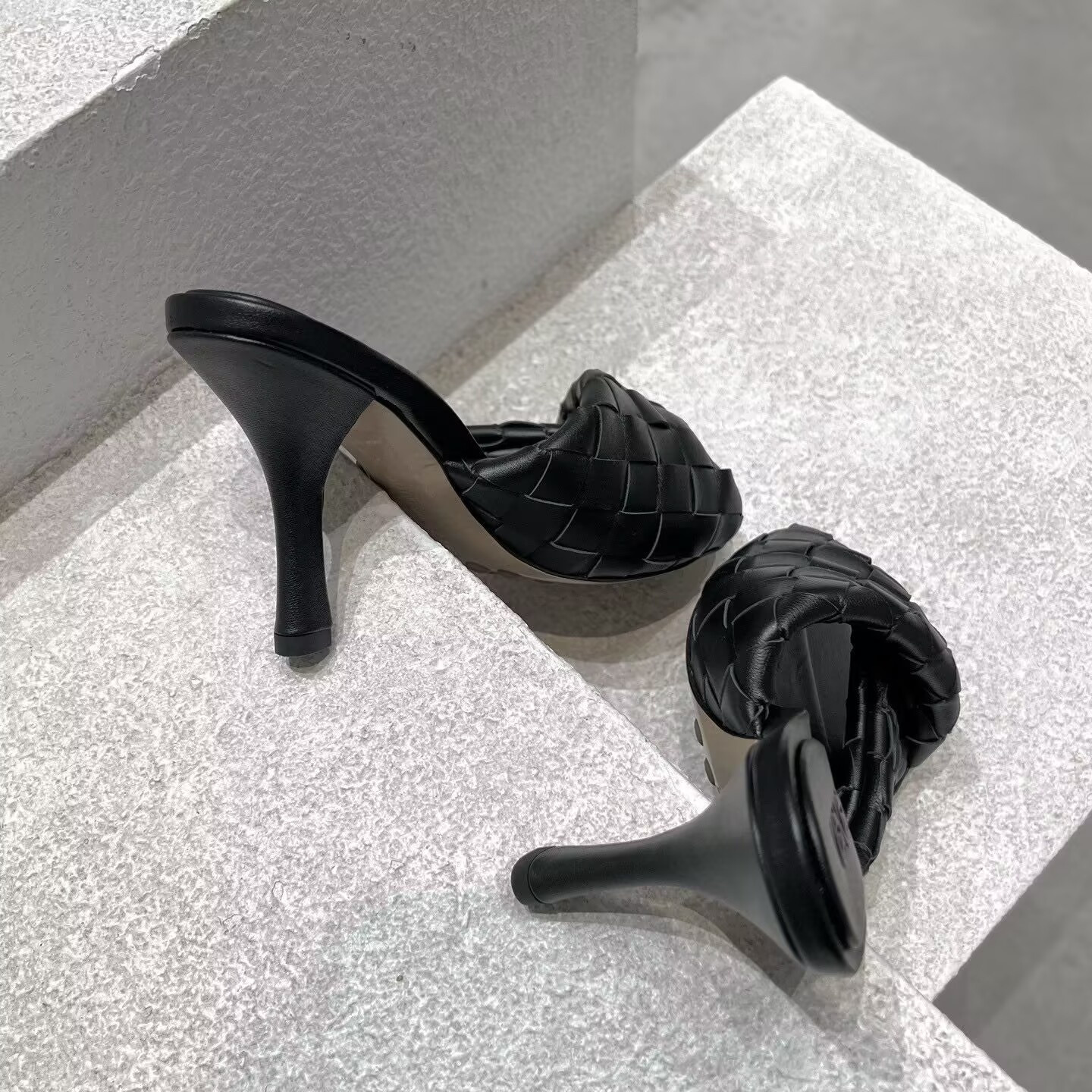 UA Bo*te*ga Ve*ne*ta Blink Slides