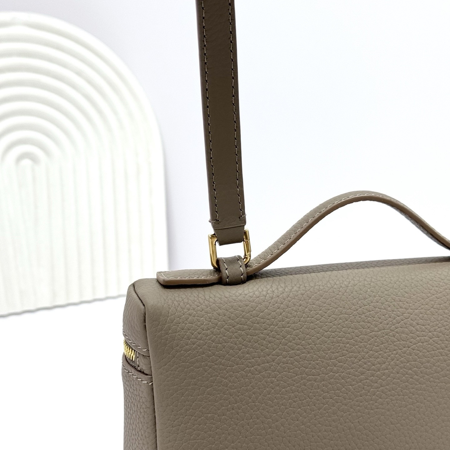 L**o p*ana Extra Pocket L19 Grained Calfskin 11 x 19 x 6.5 cm