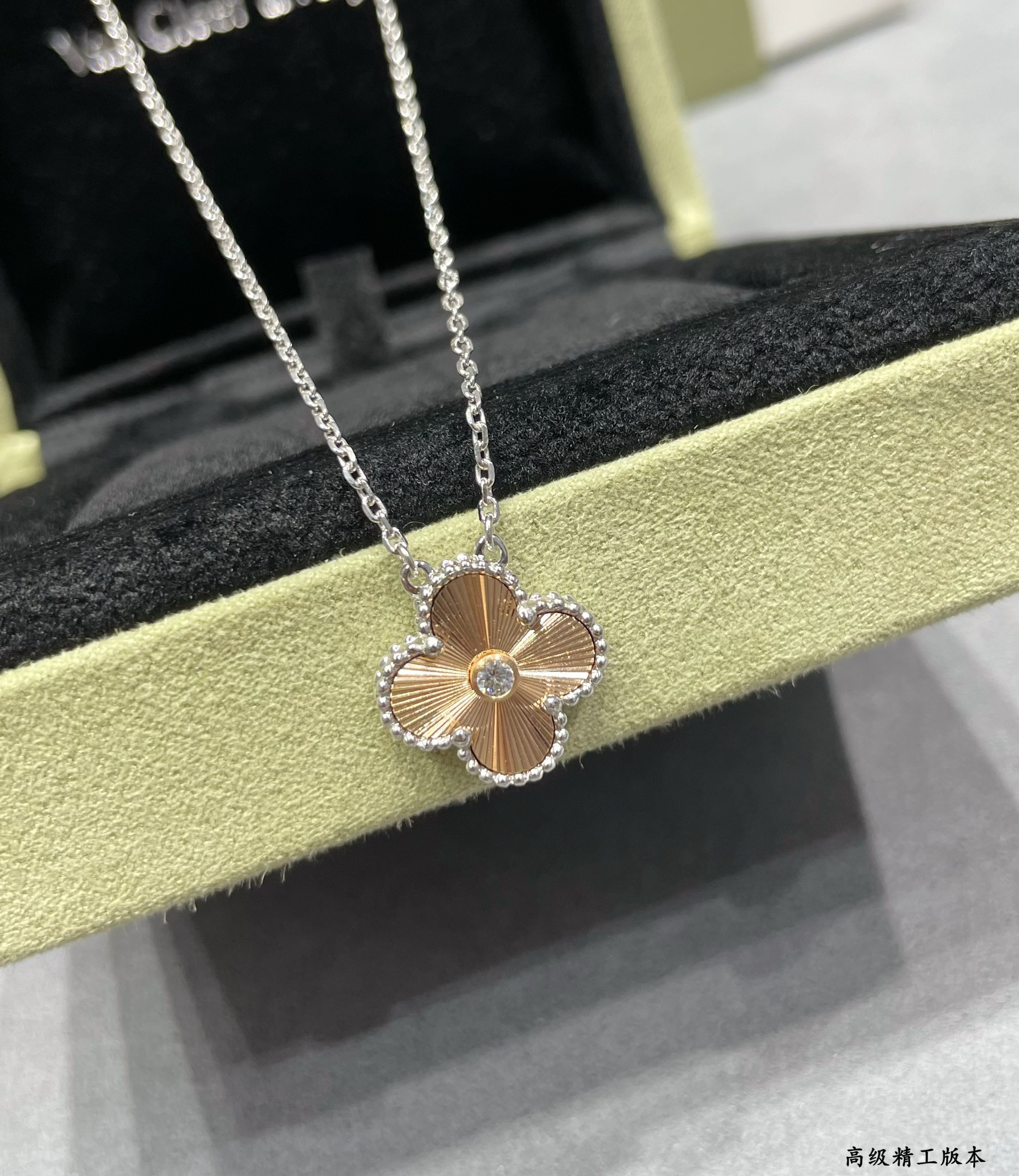 V*N CL*F & Arpels Medium Classic Four Leaf Clover Necklace Diameter approx 1.5cm,Chain length approx 40+5cm