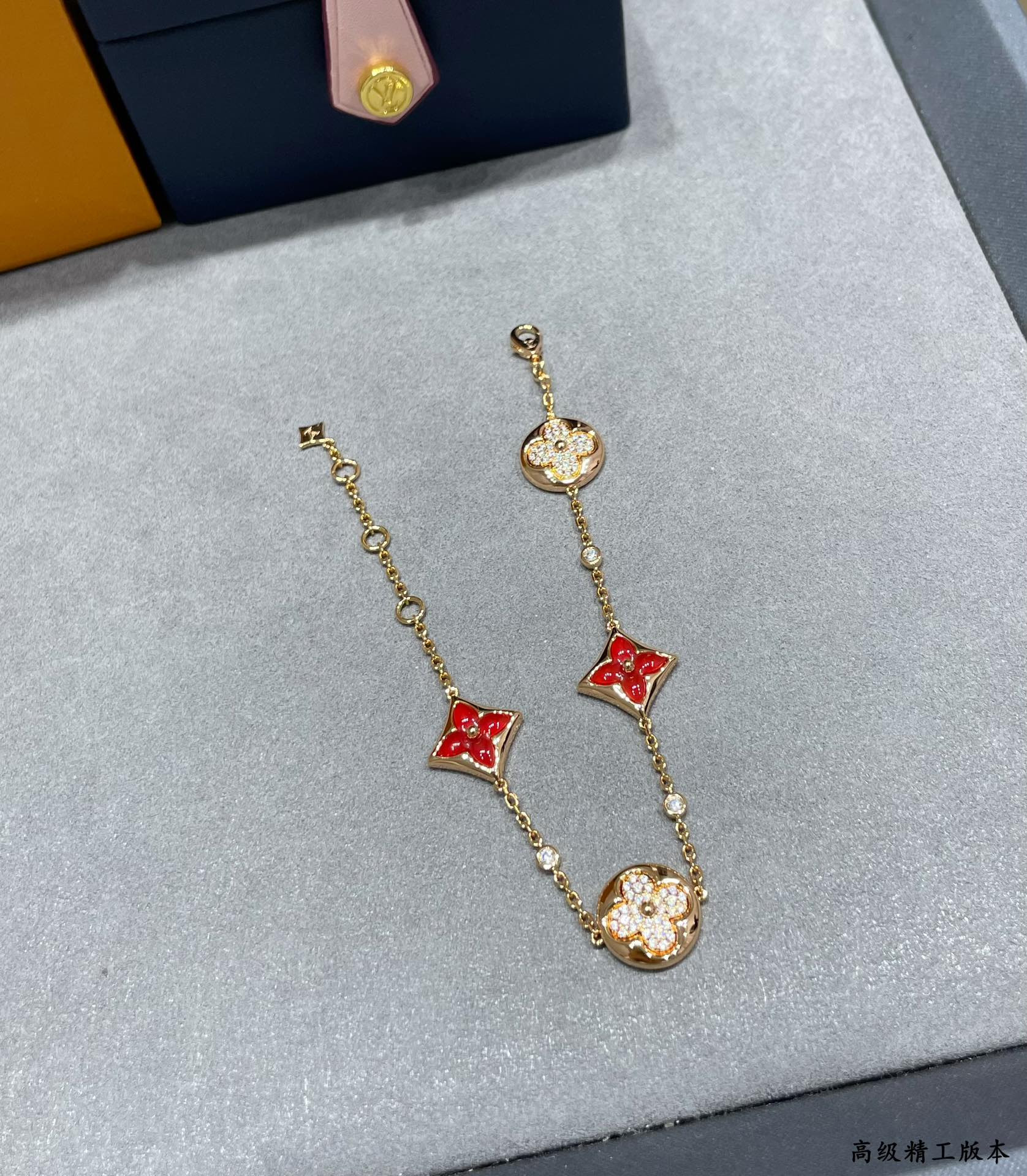 L0*is Vuitto Large with Red Agate and Diamonds Four-Flower Bracelet