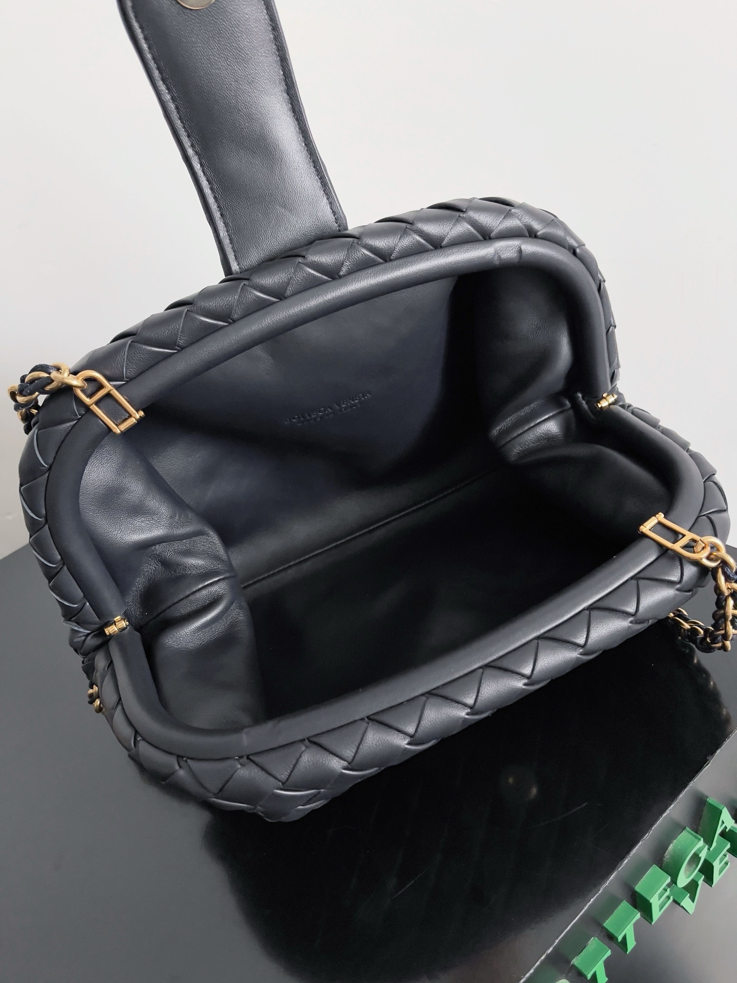 Bo*te*ga Ve*ne*ta LAUREN CLUTCH Andiamo Parachute 31x16.5x11cm