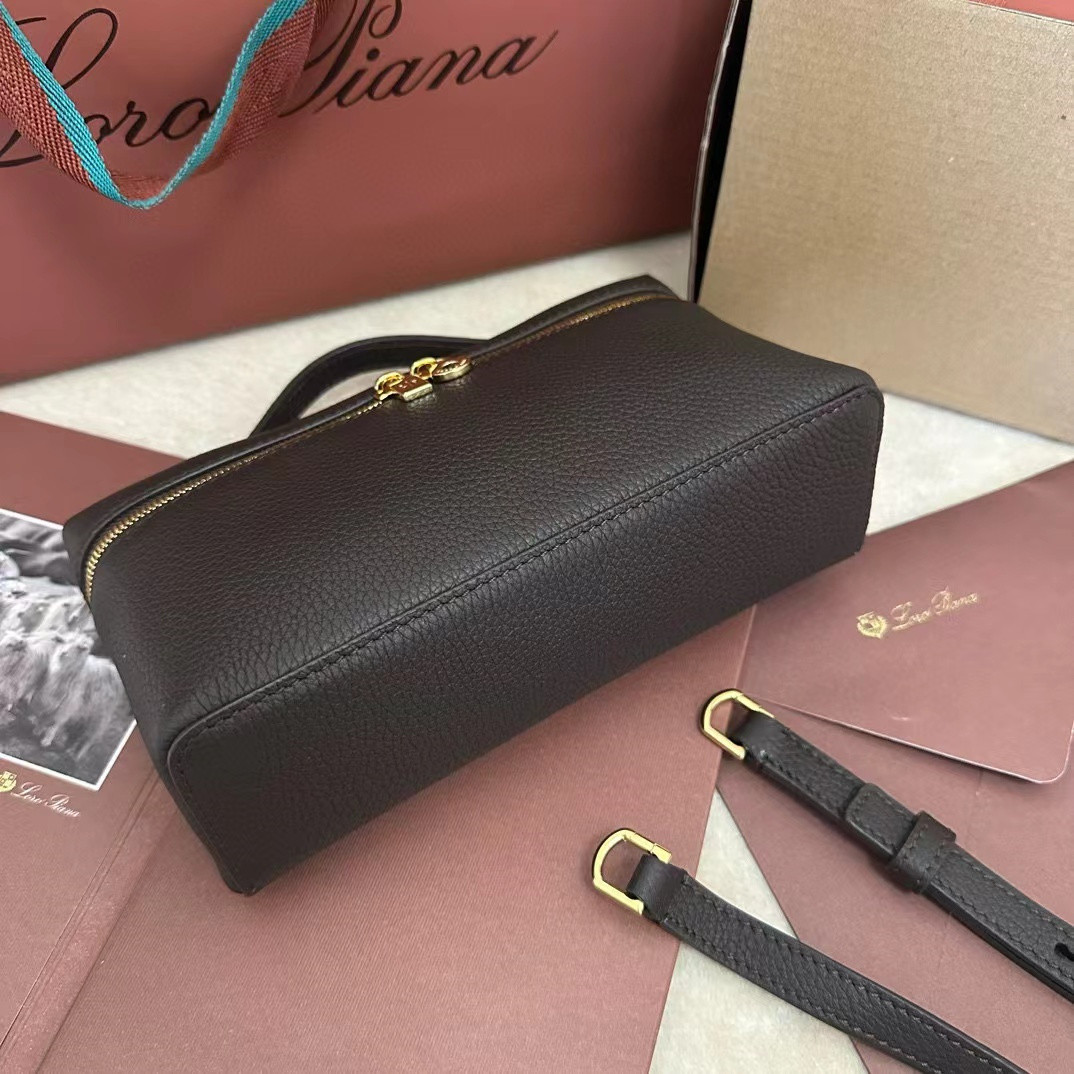 L**o p*ana Extra Pocket L19 Grained Calfskin 11 x 19 x 6.5 cm