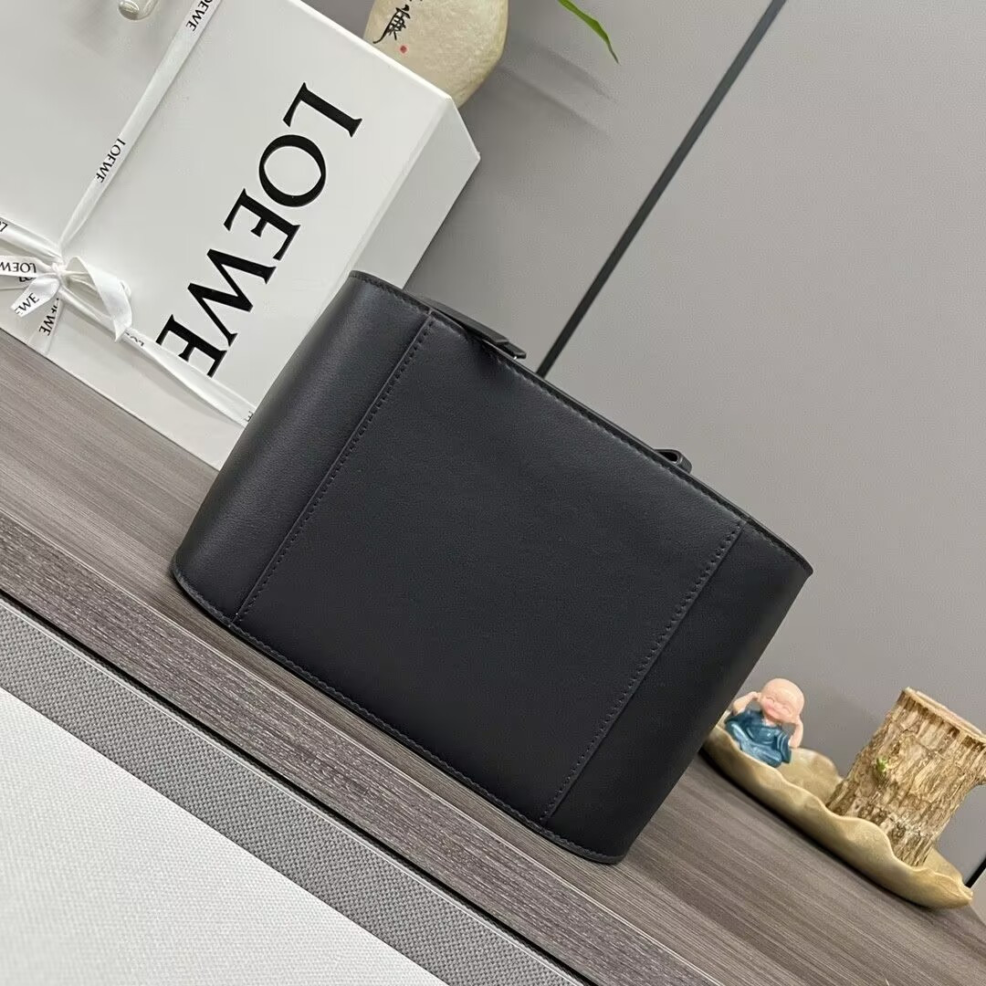 L0ew* Compact Hammock bag in classic calfskin 20.8x14.4x19.5cm