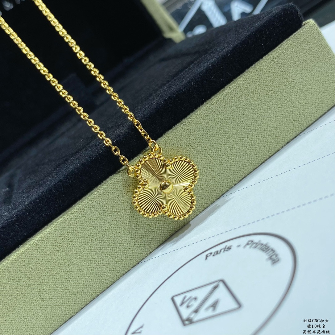 V*N CL*F & Arpels Medium Classic Four Leaf Clover Necklace Diameter approx 1.5cm,Chain length approx 40+5cm