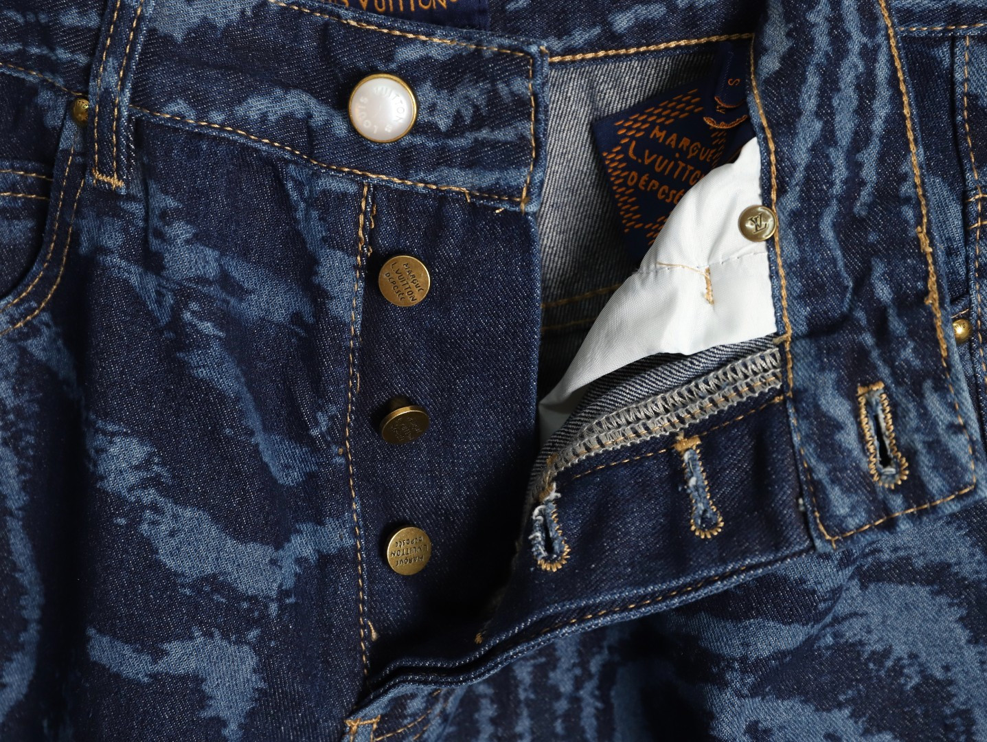 L0*is V*t0n LV shorts