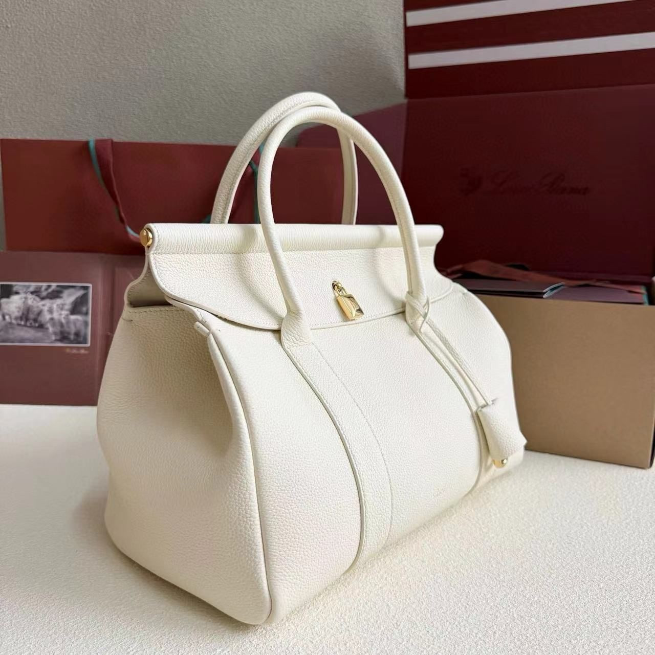 L**o p*ana Loom Bag L32 Grained Calfskin 33 x 23 x 18 cm