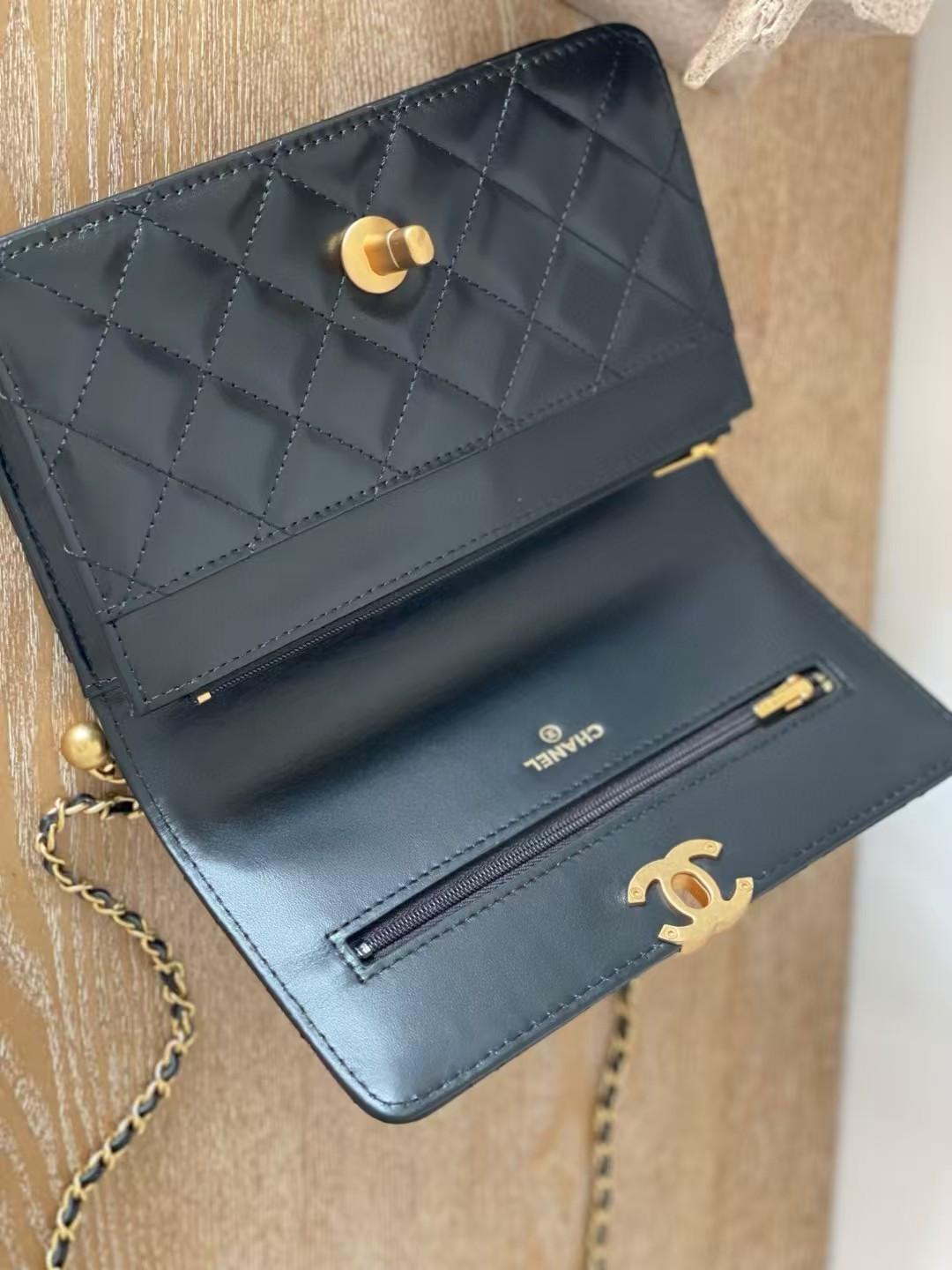 Ch*el Wallet on Chain AP2289 12x19x3.5cm