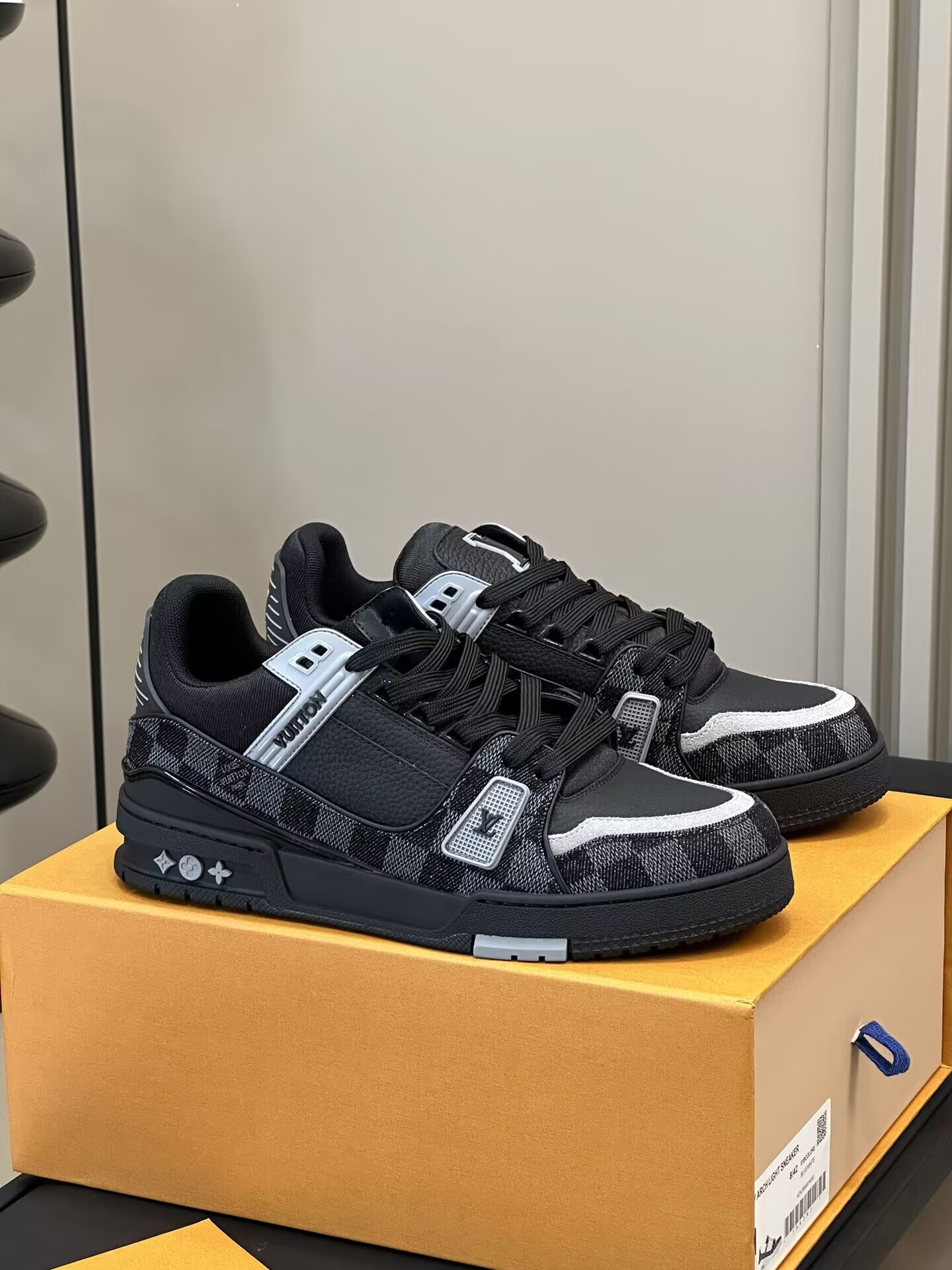 UA LV TRAINER SNEAKER