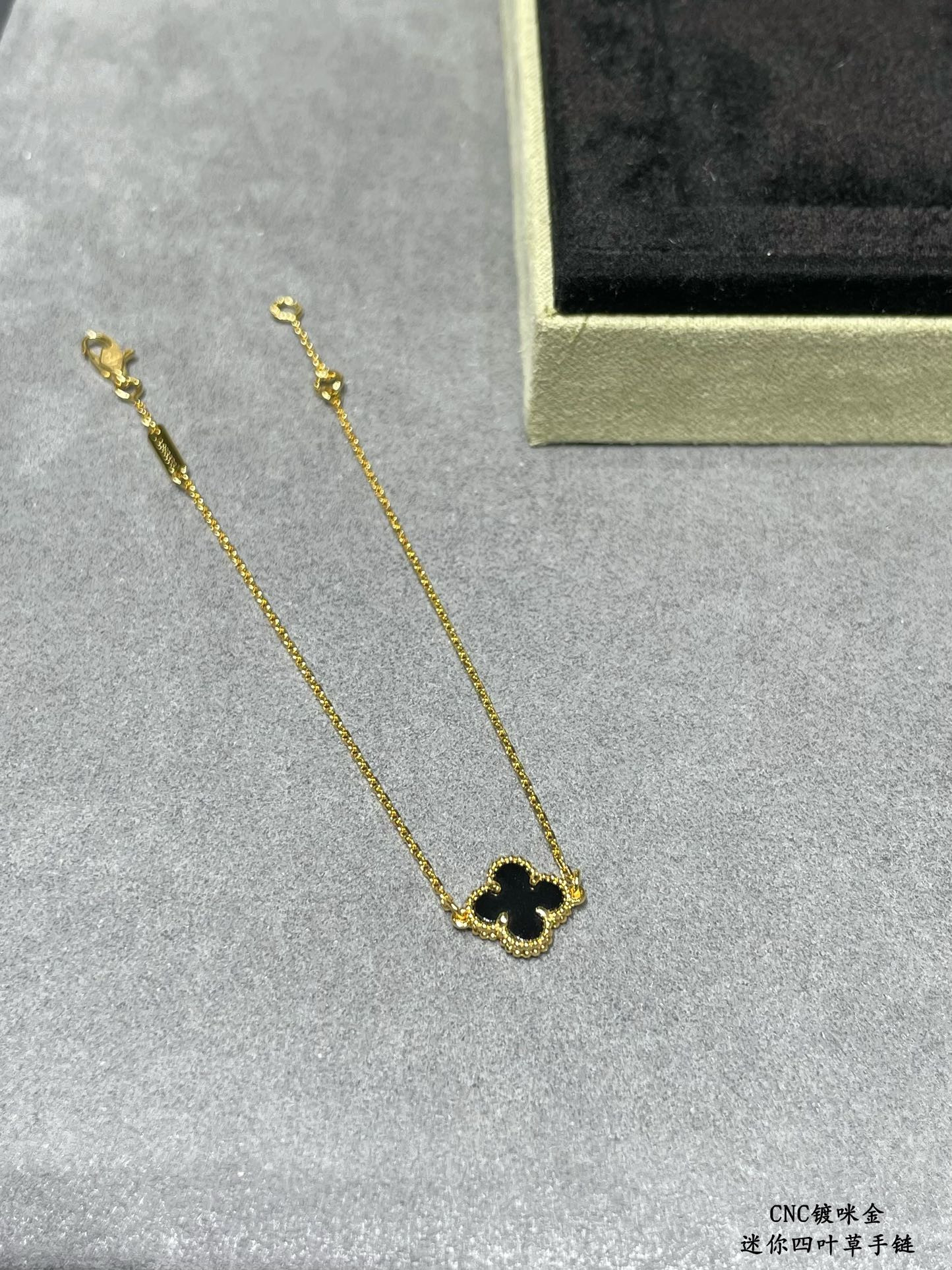 V*N CL*F & Arpels Mini High-grade Black Onyx Clover Bracelet