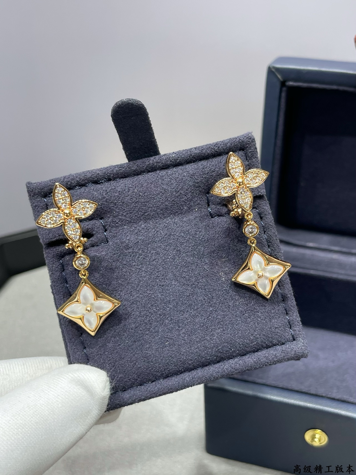 LV Two flower diamond white shell Earrings