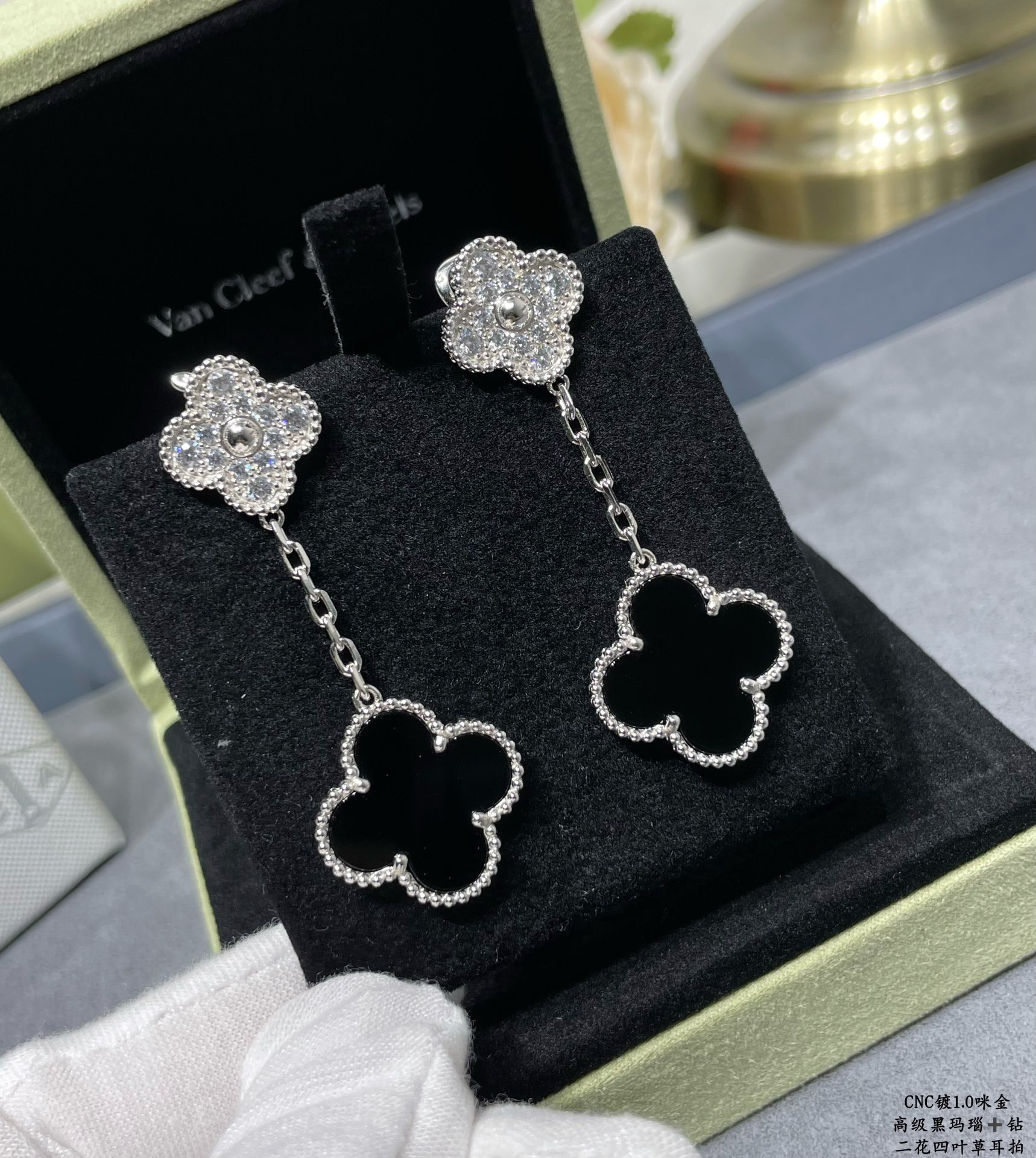 V*N CL*F & Arpels High-grade black agate with diamond two-flower four-leaf clover Earrings