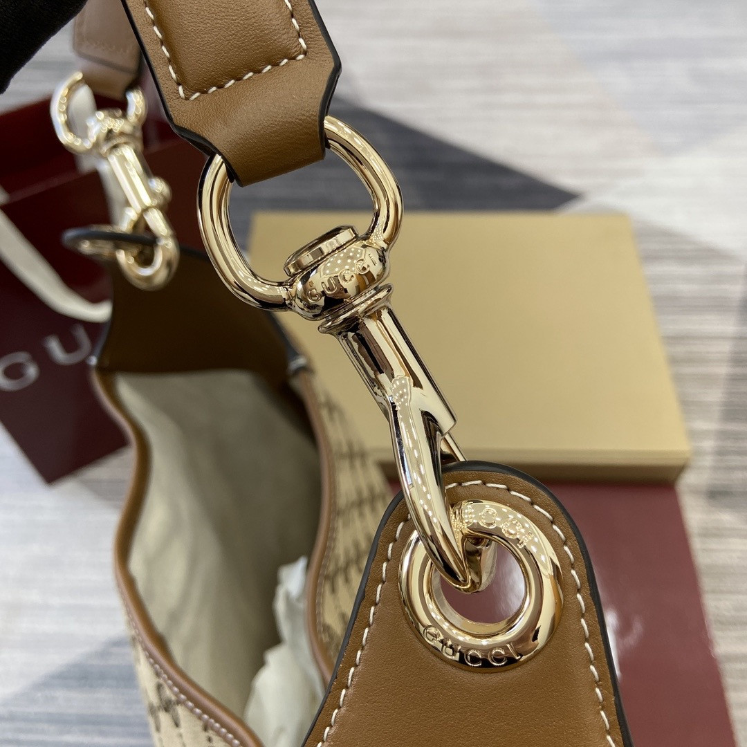 G*u*i Body  49 x 46  x 4cm