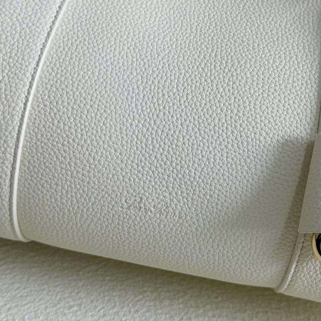 L**o p*ana Loom Bag L32 Grained Calfskin 33 x 23 x 18 cm