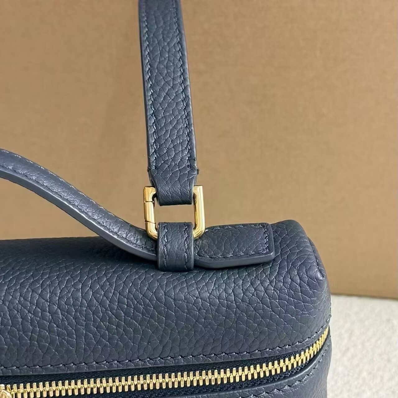 L**o p*ana Extra Pocket L19 Grained Calfskin 11 x 19 x 6.5 cm