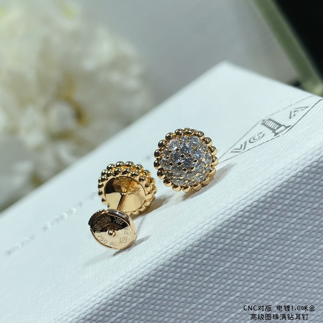 V*N CL*F & Arpels round bead full diamond earrings