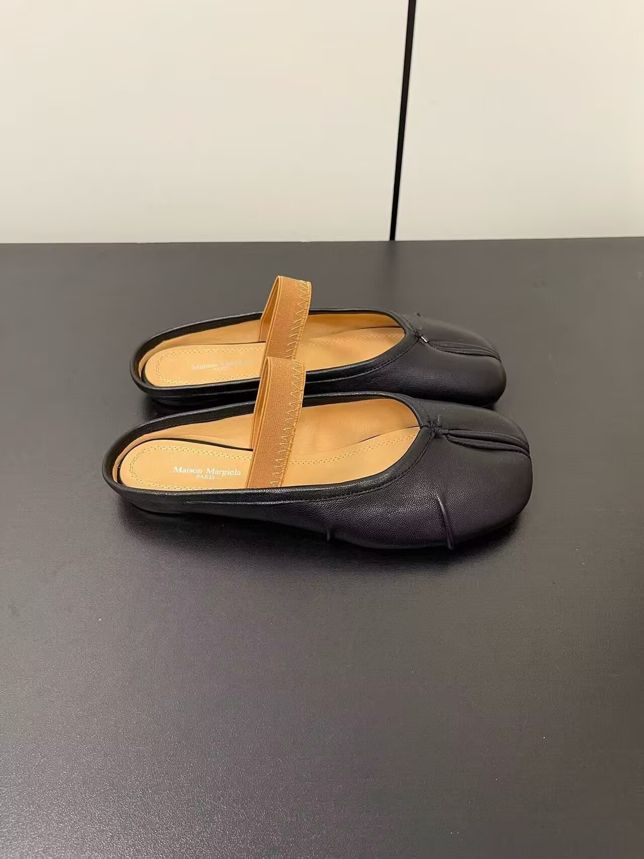 UA Maison Margiela Split-Toe Leather Ballerina Mules Black