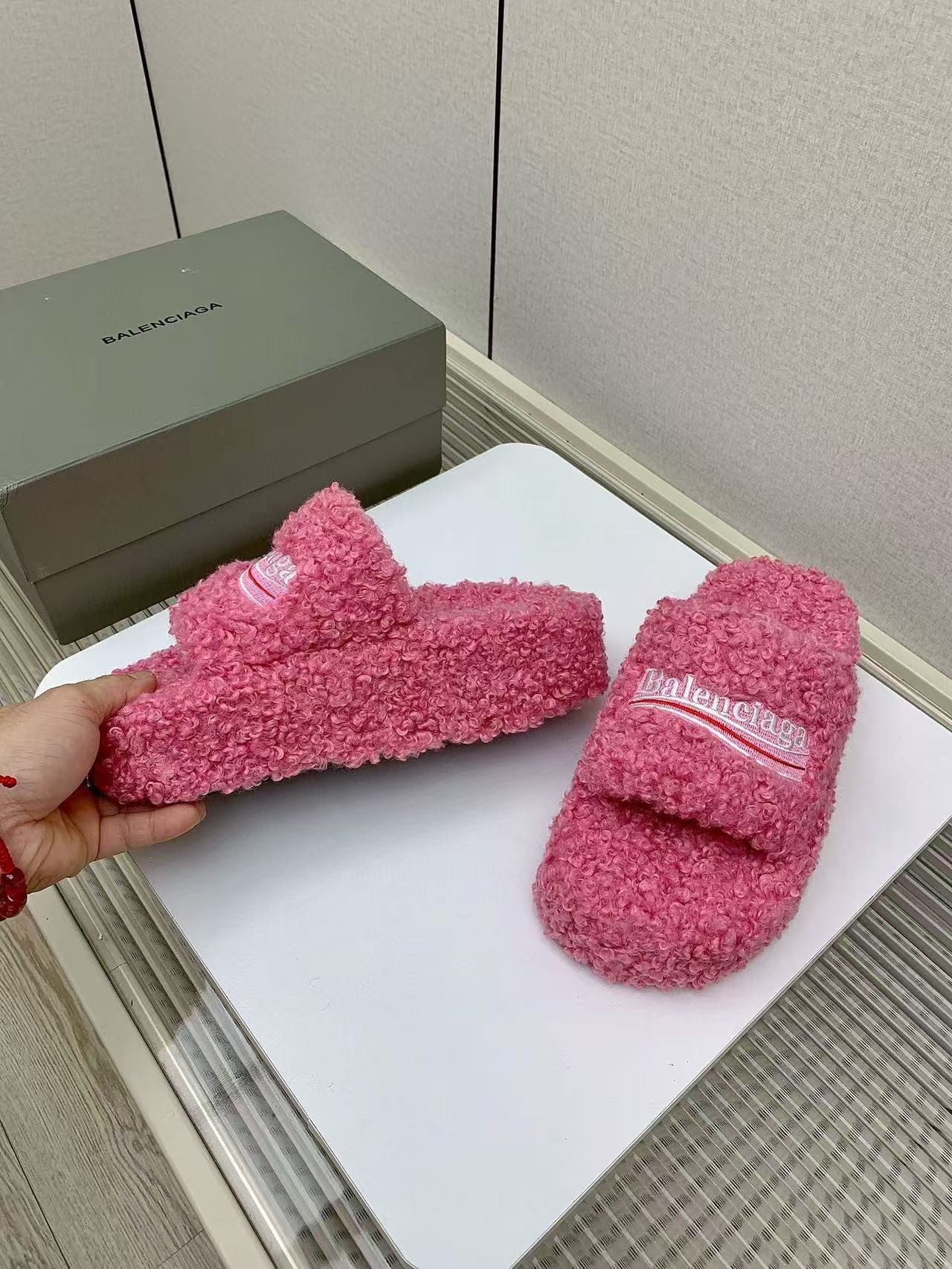 UA Ba*len*cia*ga SLIDE