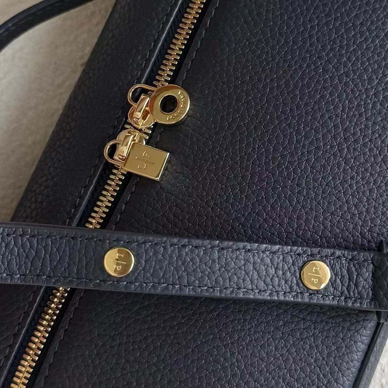 L**o p*ana Extra Pocket L19 Grained Calfskin 11 x 19 x 6.5 cm