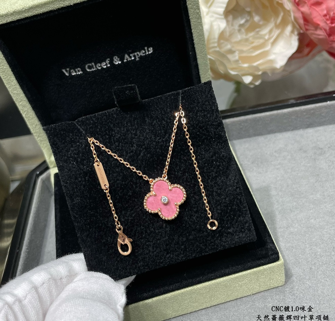 V*N CL*F & Arpels Medium Classic Four Leaf Clover Necklace Diameter approx 1.5cm Chain length approx 40+5cm