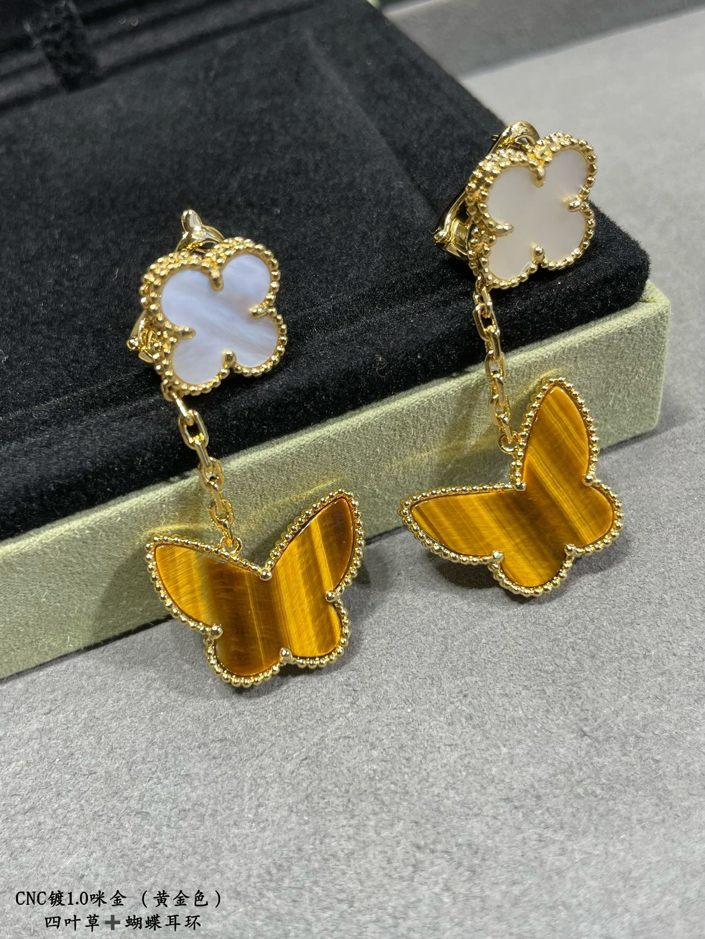 V*N CL*F & Arpels Four-leaf clover butterfly two flowers Earrings