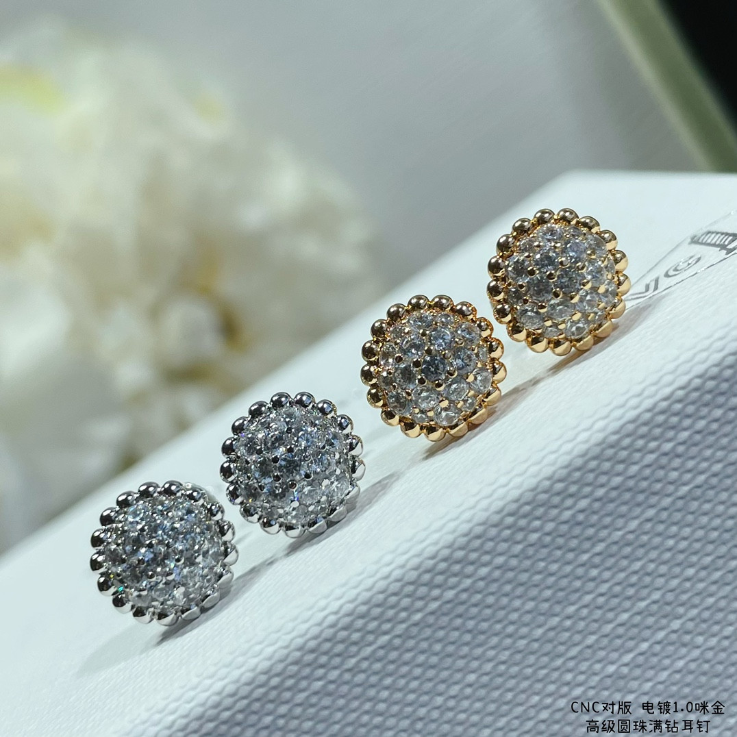 V*N CL*F & Arpels round bead full diamond earrings