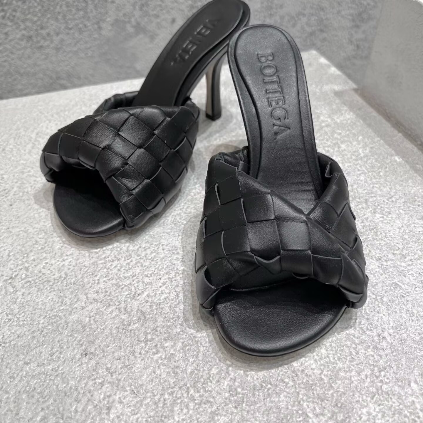 UA Bo*te*ga Ve*ne*ta Blink Slides