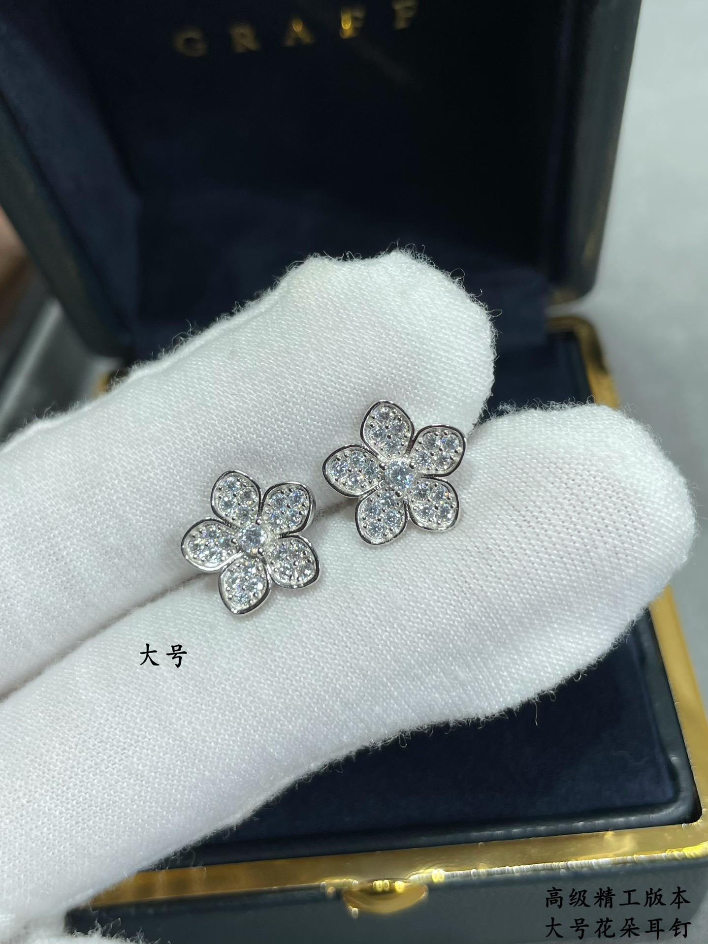 Graff Large flowers Earrings