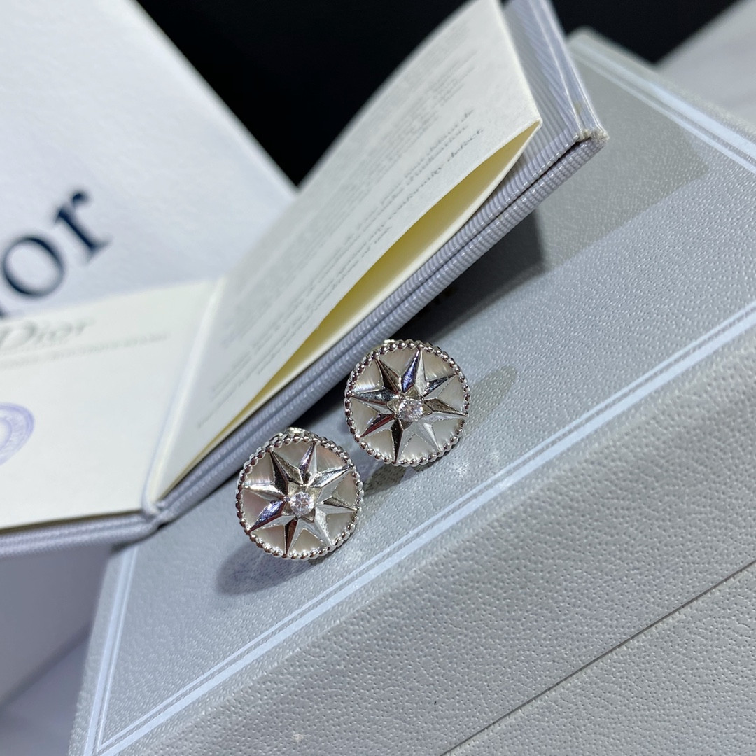 D*0r compass Stud Earrings