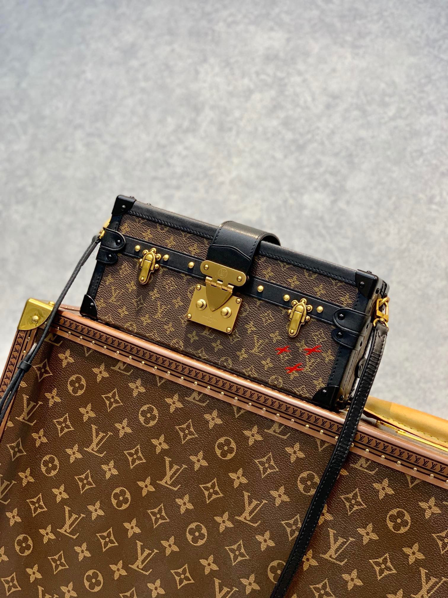 LV PETITE MALLE EAST WEST M46120