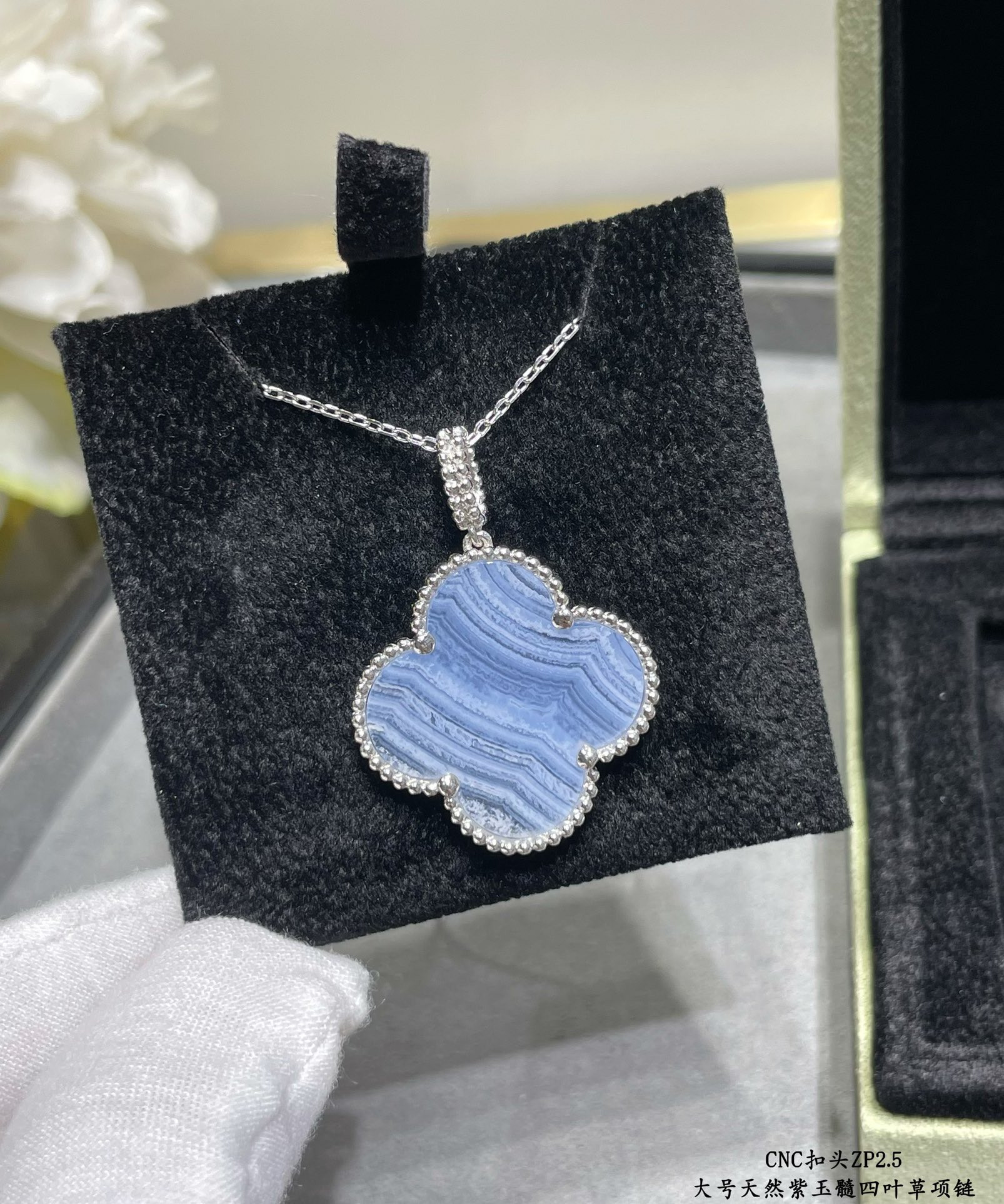 V*N CL*F & Arpels Large Four Leaf Clover Necklace Diameter approx 2.5cm,Chain length approx 80cm