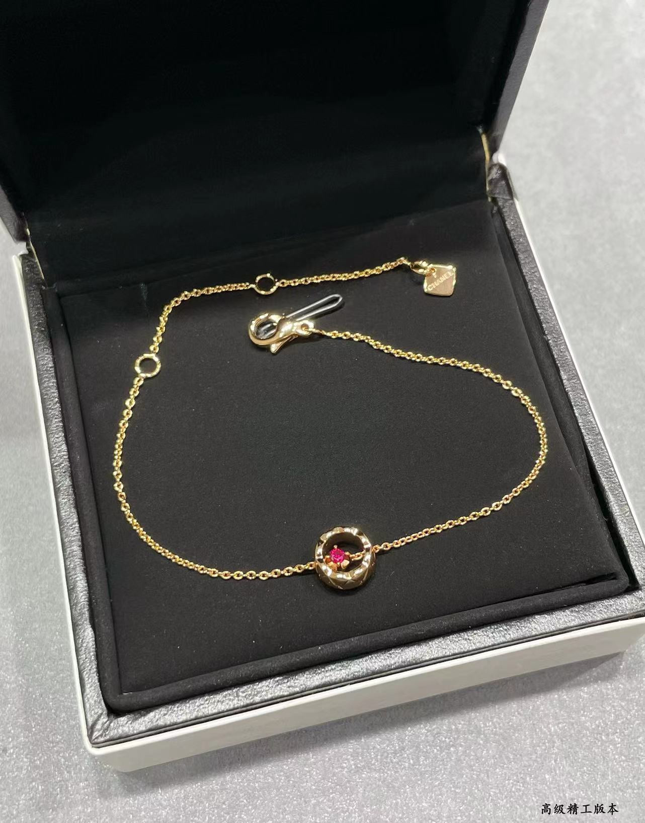 Ch*el Carved diamond-shaped gold bead Bracelet