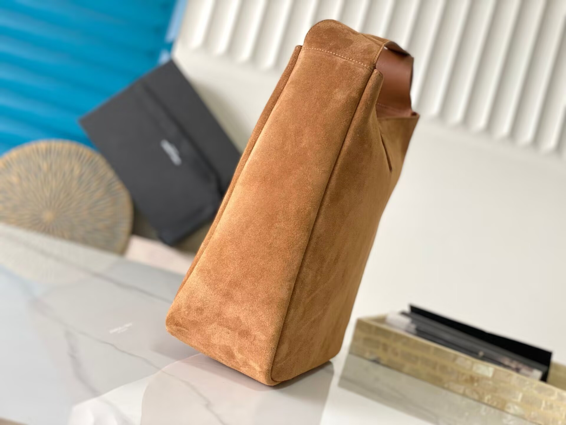 Y*L LE 5 À 7 S*pPLE LARGE IN SUEDE 30 X 31 X 13 CM