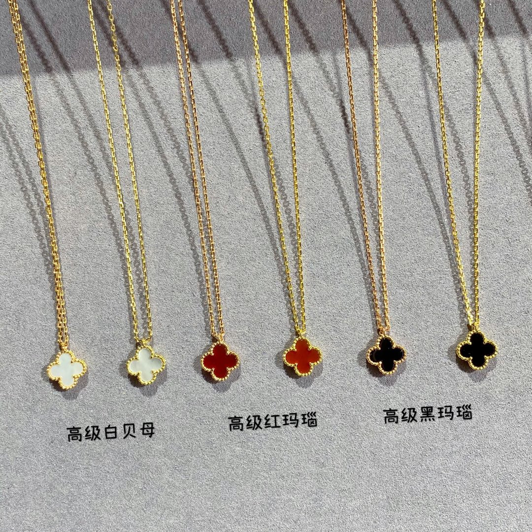 V*N CL*F & Arpels Mini Four-Leaf Clover Necklace Diameter approx 1.0cm, Chain length approx 40+5cm