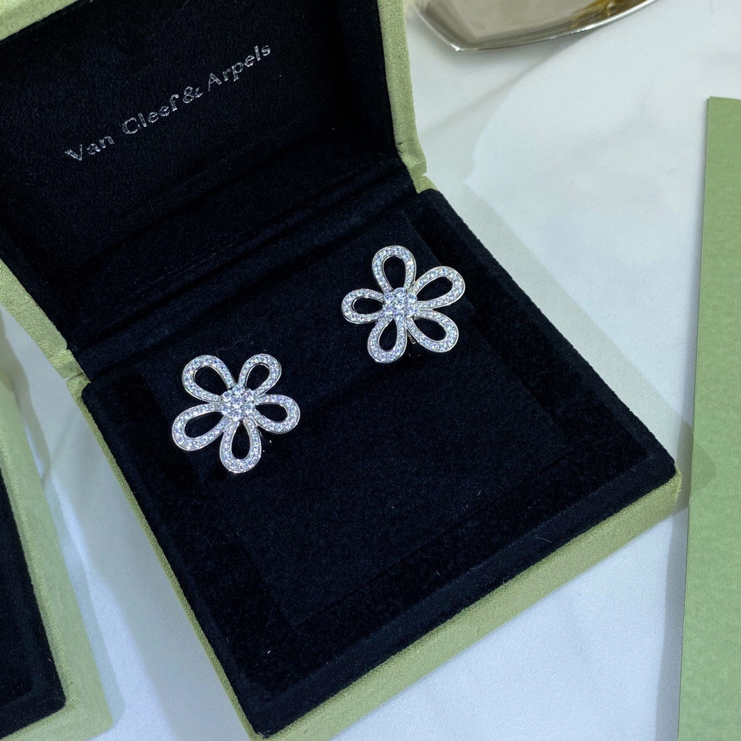 V*N CL*F & Arpels diamond flower earrings
